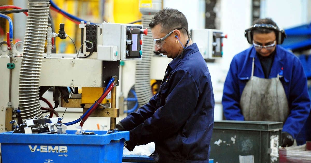Manufacturing slump worsens as post-Brexit checks deter overseas buyers