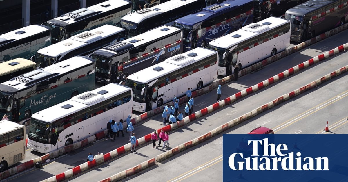 No 10 concedes that post-Brexit checks played role in traffic chaos at Dover